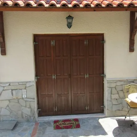 Christie's Ground Floor By The Sea * Kato Gatzea