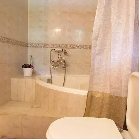 Christie's Ground Floor By The Sea