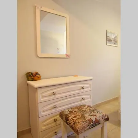 Christie's Ground Floor By The Sea * Kato Gatzea