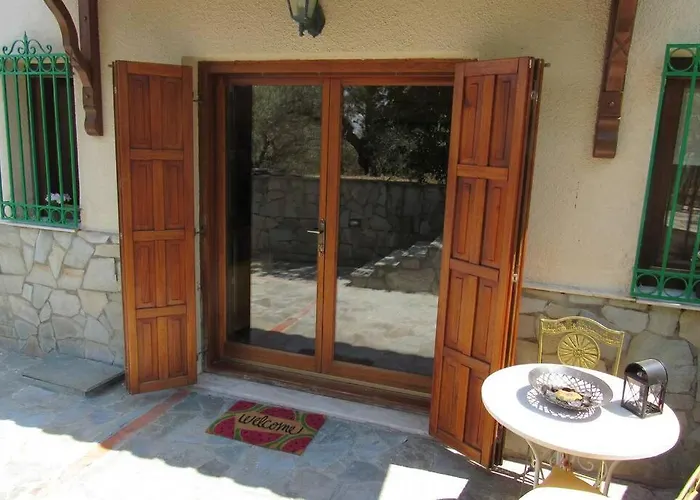 Christie's Ground Floor By The Sea *