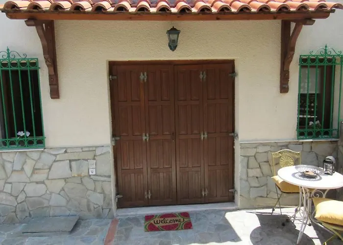 Christie's Ground Floor By The Sea * Kato Gatzea