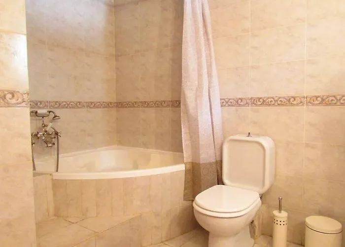 Christie's Ground Floor By The Sea * Kato Gatzea